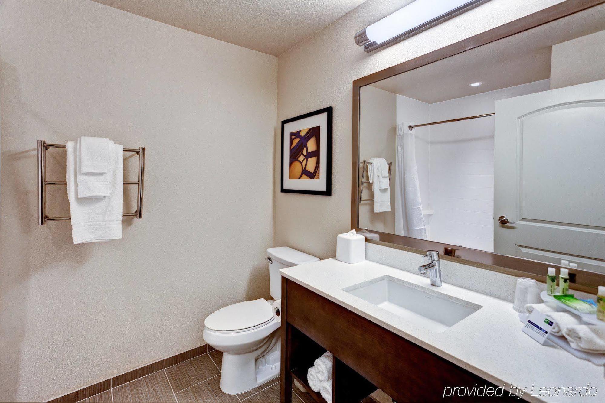 Holiday Inn Express & Suites Great Bend By Ihg Zewnętrze zdjęcie