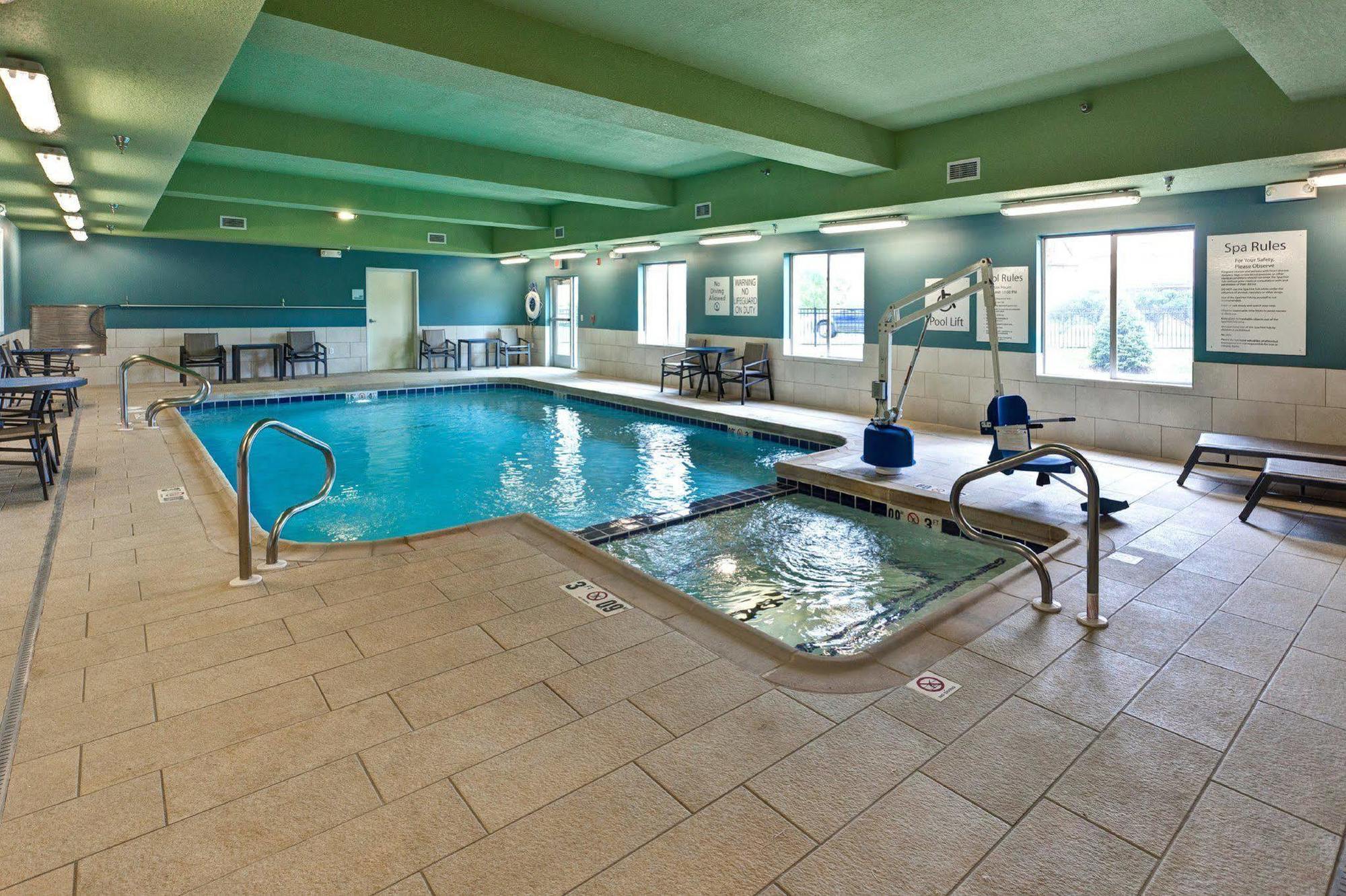 Holiday Inn Express & Suites Great Bend By Ihg Zewnętrze zdjęcie